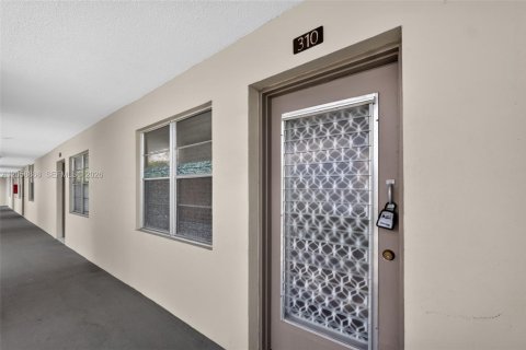 Copropriété à vendre à Lauderdale Lakes, Floride: 1 chambre, 65.5 m2 № 2186218 - photo 2