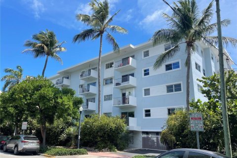 Condo in Miami Beach, Florida, 1 bedroom  № 1841055 - photo 1