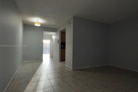 Apartment in Pembroke Pines, Florida 1 bedroom, 63.64 sq.m. № 1936740 - photo 5
