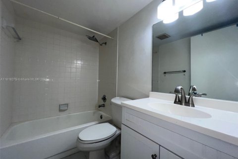 Apartment in Pembroke Pines, Florida 1 bedroom, 63.64 sq.m. № 1936740 - photo 14