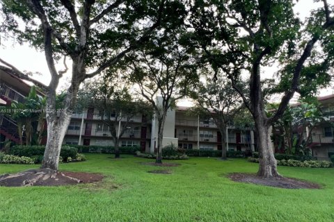 Apartment in Pembroke Pines, Florida 1 bedroom, 63.64 sq.m. № 1936740 - photo 1