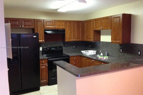 Adosado en venta en Hialeah, Florida, 3 dormitorios, 158.68 m2 № 1951714 - foto 2