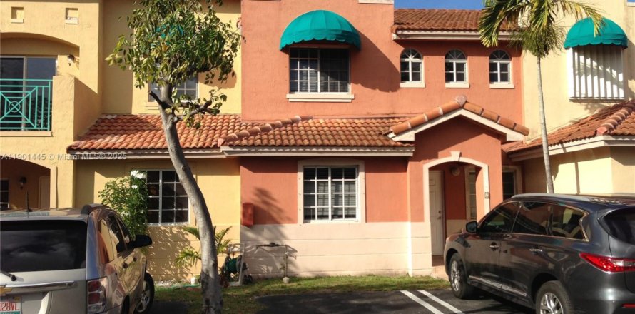 Adosado en Hialeah, Florida 3 dormitorios, 158.68 m2 № 1951714
