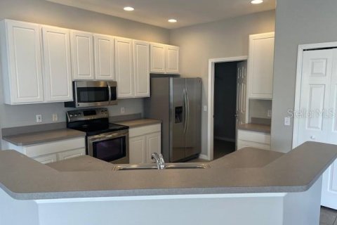 Villa ou maison à louer à Spring Hill, Floride: 3 chambres, 191.56 m2 № 2427136 - photo 2