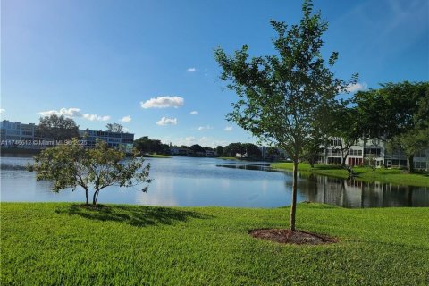 Condo in Deerfield Beach, Florida, 1 bedroom  № 1716073 - photo 25