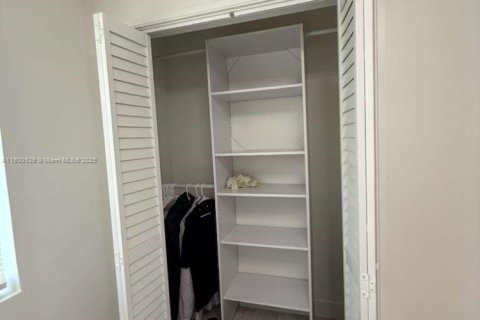 Снять в аренду виллу или дом в Холливуд, Флорида 4 спальни, 148.46м2, № 1951657 - фото 17