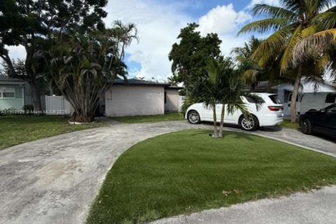 Снять в аренду виллу или дом в Холливуд, Флорида 4 спальни, 148.46м2, № 1951657 - фото 30