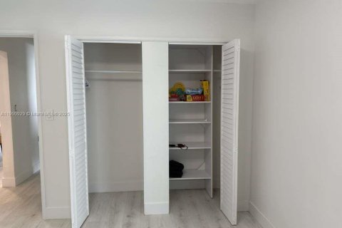 Снять в аренду виллу или дом в Холливуд, Флорида 4 спальни, 148.46м2, № 1951657 - фото 19