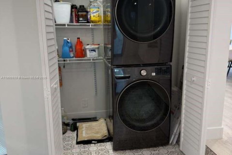 Снять в аренду виллу или дом в Холливуд, Флорида 4 спальни, 148.46м2, № 1951657 - фото 24