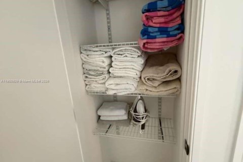 Снять в аренду виллу или дом в Холливуд, Флорида 4 спальни, 148.46м2, № 1951657 - фото 21