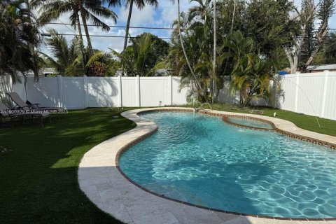 Снять в аренду виллу или дом в Холливуд, Флорида 4 спальни, 148.46м2, № 1951657 - фото 1