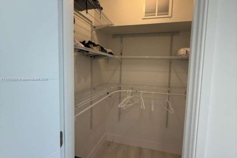 Снять в аренду виллу или дом в Холливуд, Флорида 4 спальни, 148.46м2, № 1951657 - фото 12