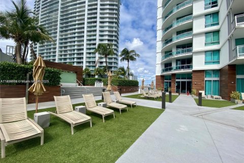 Condo in Miami, Florida, 2 bedrooms  № 1957207 - photo 8