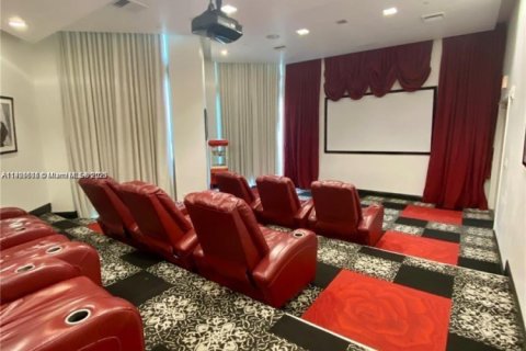 Condo in Miami, Florida, 2 bedrooms  № 1957207 - photo 6