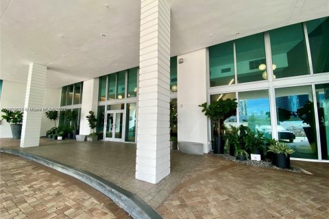 Condo in Miami, Florida, 2 bedrooms  № 1957207 - photo 2