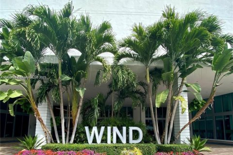 Condo in Miami, Florida, 2 bedrooms  № 1957207 - photo 1