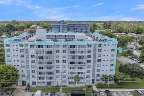 Condo in Miami, Florida, 2 bedrooms № 2075191 - photo 9