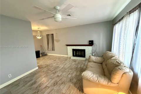 Casa en alquiler en West Palm Beach, Florida, 3 dormitorios, 89.93 m2 № 2011151 - foto 3