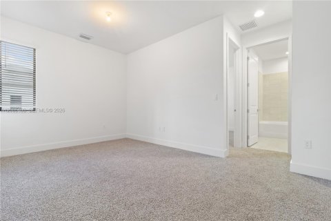 House in Davie, Florida 4 bedrooms, 375.42 sq.m. № 2069575 - photo 8