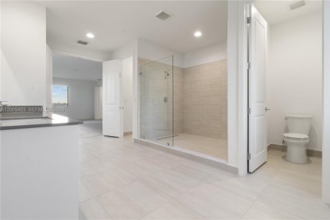 House in Davie, Florida 4 bedrooms, 375.42 sq.m. № 2069575 - photo 16