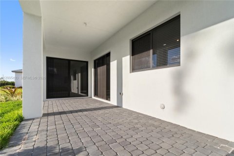 House in Davie, Florida 4 bedrooms, 375.42 sq.m. № 2069575 - photo 20