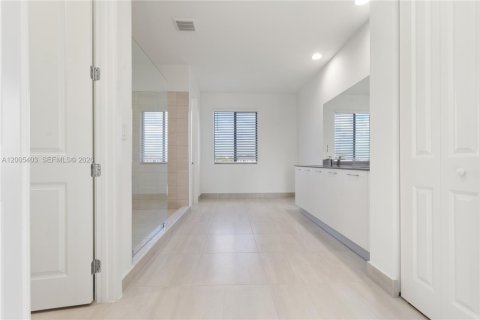 House in Davie, Florida 4 bedrooms, 375.42 sq.m. № 2069575 - photo 13