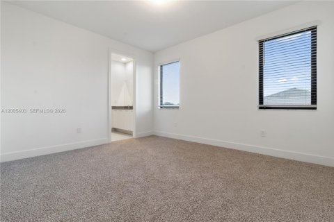 House in Davie, Florida 4 bedrooms, 375.42 sq.m. № 2069575 - photo 17