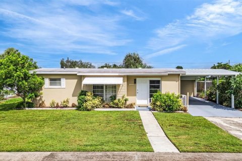 Villa ou maison à vendre à Port Charlotte, Floride: 2 chambres, 92.44 m2 № 1918065 - photo 1