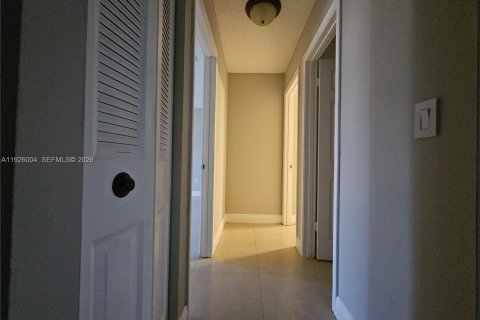 House in Miami, Florida 2 bedrooms, 95.69 sq.m. № 2001559 - photo 11