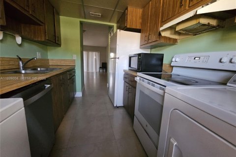 House in Miami, Florida 2 bedrooms, 95.69 sq.m. № 2001559 - photo 9