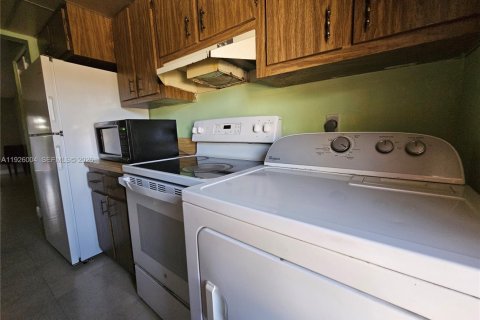 House in Miami, Florida 2 bedrooms, 95.69 sq.m. № 2001559 - photo 10