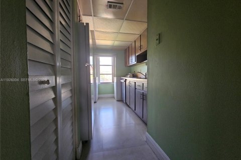 House in Miami, Florida 2 bedrooms, 95.69 sq.m. № 2001559 - photo 6
