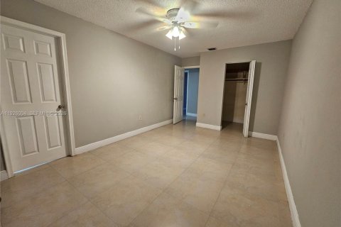 House in Miami, Florida 2 bedrooms, 95.69 sq.m. № 2001559 - photo 16