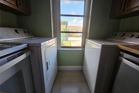 House in Miami, Florida 2 bedrooms, 95.69 sq.m. № 2001559 - photo 24