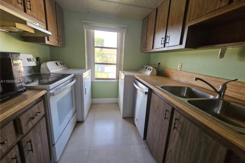 House in Miami, Florida 2 bedrooms, 95.69 sq.m. № 2001559 - photo 7