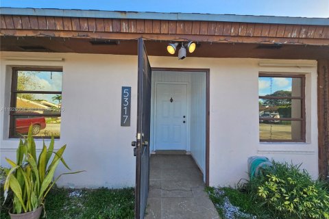 House in Miami, Florida 2 bedrooms, 95.69 sq.m. № 2001559 - photo 17