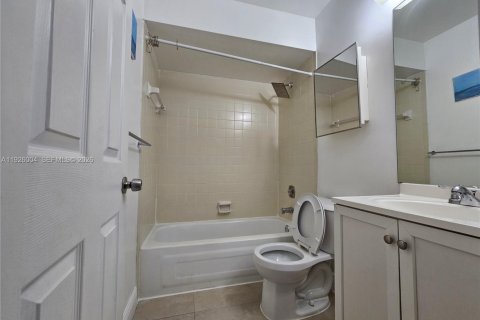 House in Miami, Florida 2 bedrooms, 95.69 sq.m. № 2001559 - photo 15