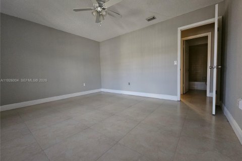 House in Miami, Florida 2 bedrooms, 95.69 sq.m. № 2001559 - photo 14