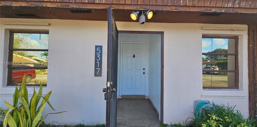 House in Miami, Florida 2 bedrooms, 95.69 sq.m. № 2001559