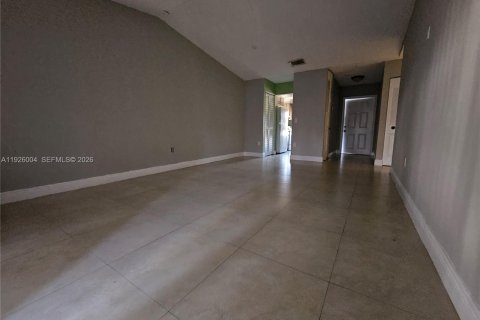 House in Miami, Florida 2 bedrooms, 95.69 sq.m. № 2001559 - photo 5