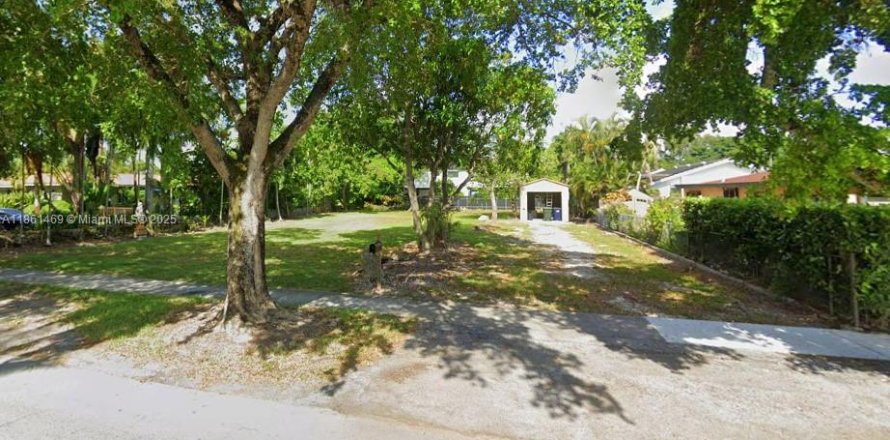 Land in West Miami, Florida № 1892157