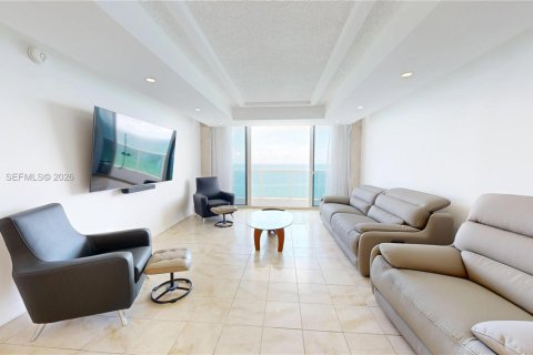 Condominio en alquiler en Hallandale Beach, Florida, 2 dormitorios, 102.19 m2 № 2055175 - foto 2