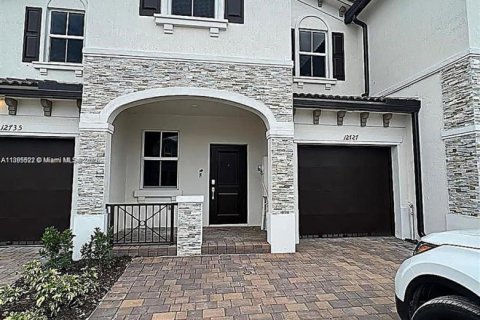 Townhouse in Miami, Florida 3 bedrooms, 157.47 sq.m. № 1953803 - photo 1