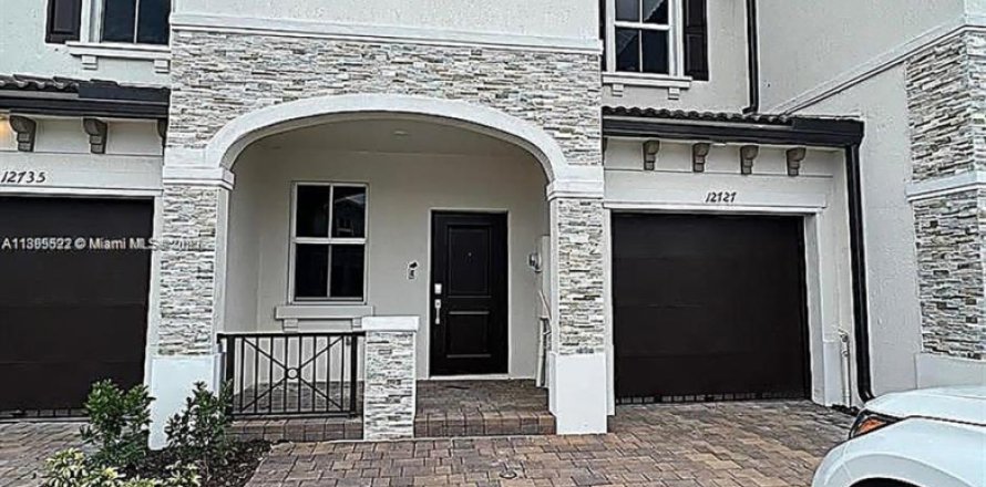 Townhouse in Miami, Florida 3 bedrooms, 157.47 sq.m. № 1953803