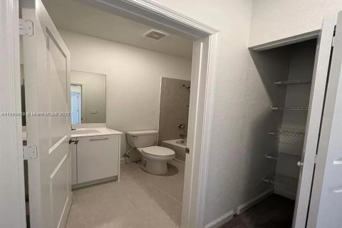 Townhouse in Miami, Florida 3 bedrooms, 157.47 sq.m. № 1953803 - photo 14