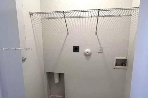 Townhouse in Miami, Florida 3 bedrooms, 157.47 sq.m. № 1953803 - photo 19