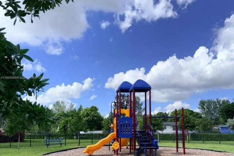 Townhouse in Miami, Florida 3 bedrooms, 157.47 sq.m. № 1953803 - photo 28