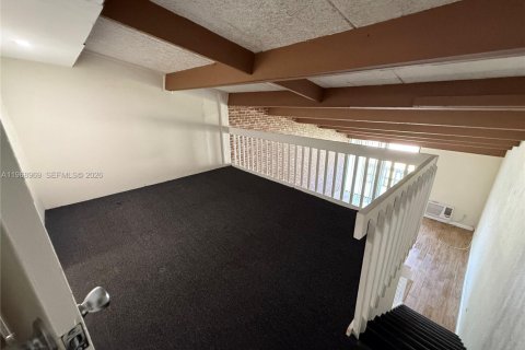 House in Miami, Florida 1 bedroom, 5017.28 sq.m. № 2031848 - photo 5