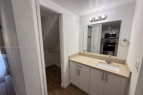 House in Miami, Florida 1 bedroom, 5017.28 sq.m. № 2031848 - photo 3