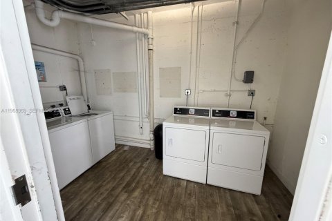 House in Miami, Florida 1 bedroom, 5017.28 sq.m. № 2031848 - photo 7